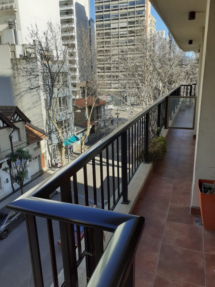 Departamento de 2 ambientes con doble balcon a la calle y Quincho equipado. Impecable!!!