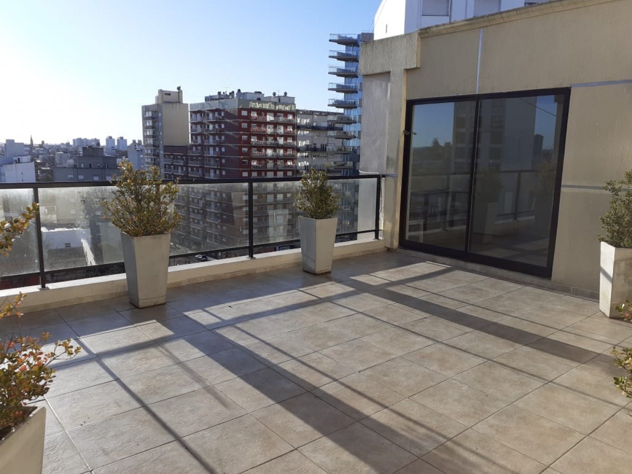 Departamento de 2 ambientes con doble balcon a la calle y Quincho equipado. Impecable!!!