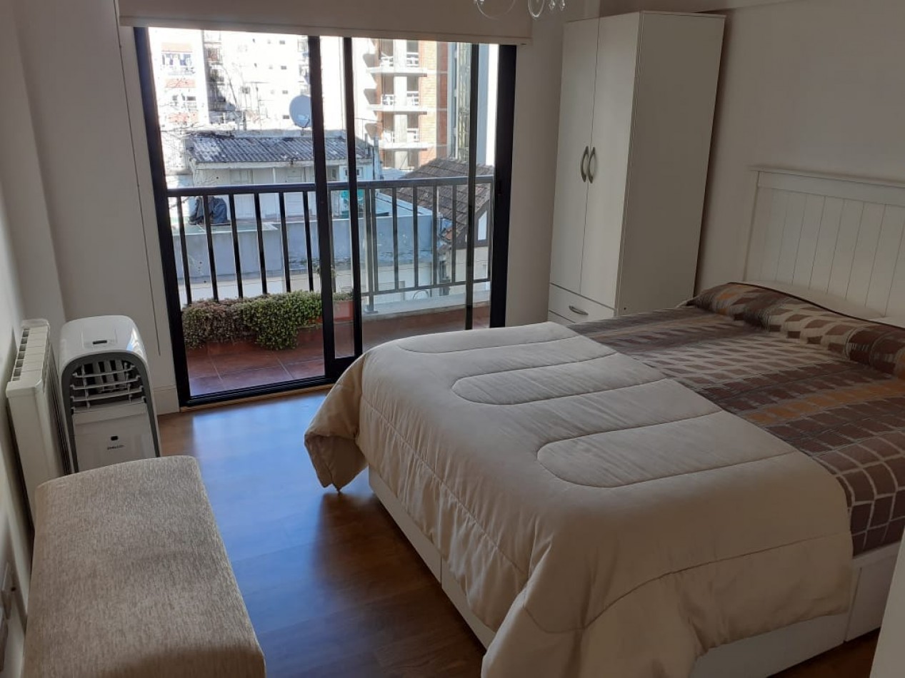 Departamento de 2 ambientes con doble balcon a la calle y Quincho equipado. Impecable!!!