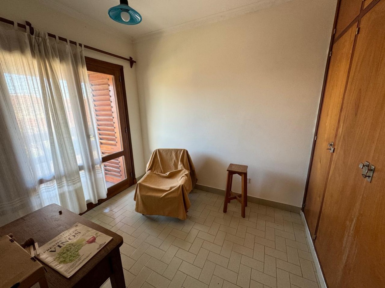 Chalet de 7 ambientes con amplio parque y garage . Construida sobre dos lotes. Z/Parque Luro