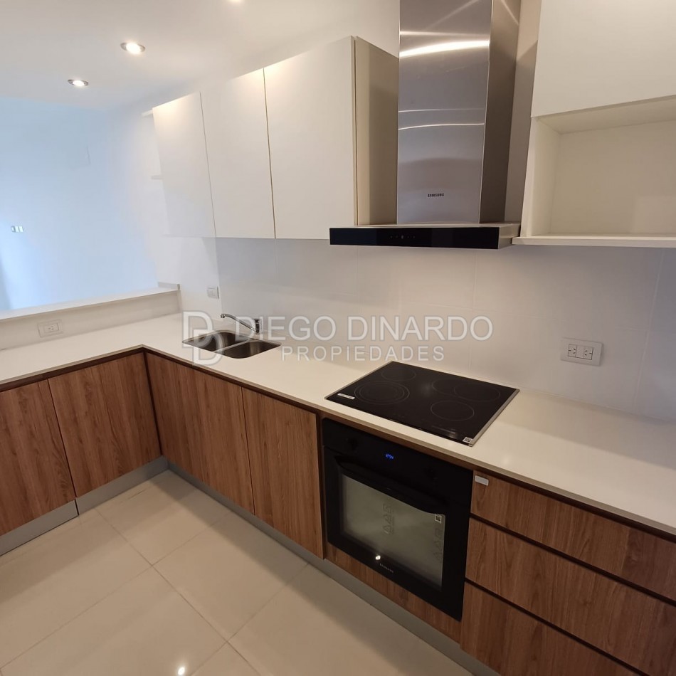 Departamento en semipiso a estrenar de 3 ambientes con cochera y 2 baños. Quincho equipado para 20 personas. Impecable!!!. Z/Chauvin