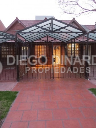 Duplex de 3 ambientes con entrada de auto cubierta y parque con parrilla.Z/Neuquen y Laprida