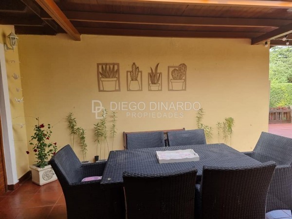 Chalet de 4 ambientes con parque, gge doble con quincho. Z/Acantiladoso