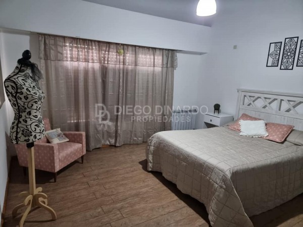 Chalet de 4 ambientes con parque, gge doble con quincho. Z/Acantiladoso