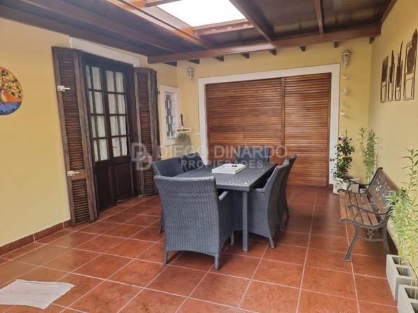 Chalet de 4 ambientes con parque, gge doble con quincho. Z/Acantiladoso