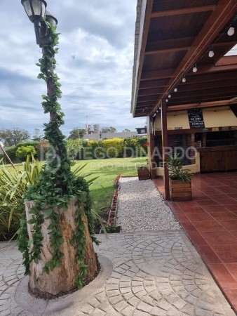 Chalet de 4 ambientes con parque, gge doble con quincho. Z/Acantiladoso