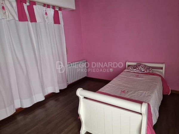 Chalet de 4 ambientes con parque, gge doble con quincho. Z/Acantiladoso