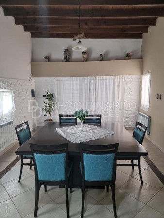 Chalet de 4 ambientes con parque, gge doble con quincho. Z/Acantiladoso