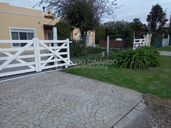 Chalet de 4 ambientes con parque, gge doble con quincho. Z/Acantiladoso