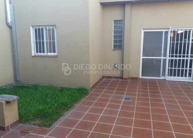 Casa de 3 ambientes con dpcia, gge, amplio patio. Totalmente reciclada