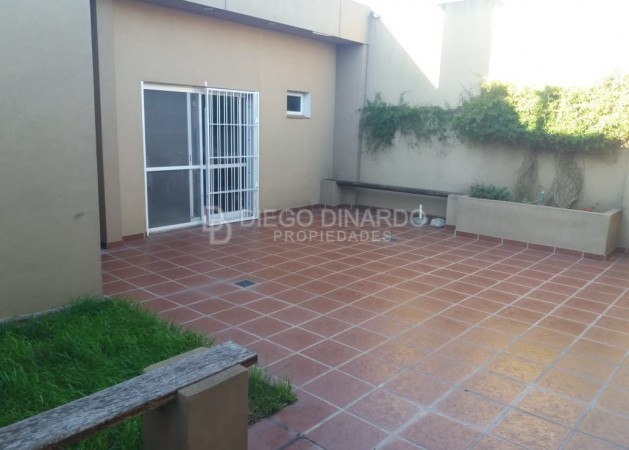 Casa de 3 ambientes con dpcia, gge, amplio patio. Totalmente reciclada