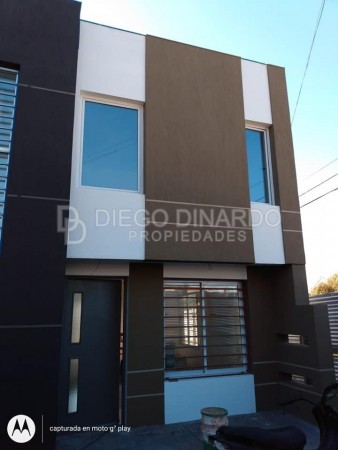 A estrenar Duplex de 3 ambientes, 2 baños, entrada de auto y patio Z/Colinas