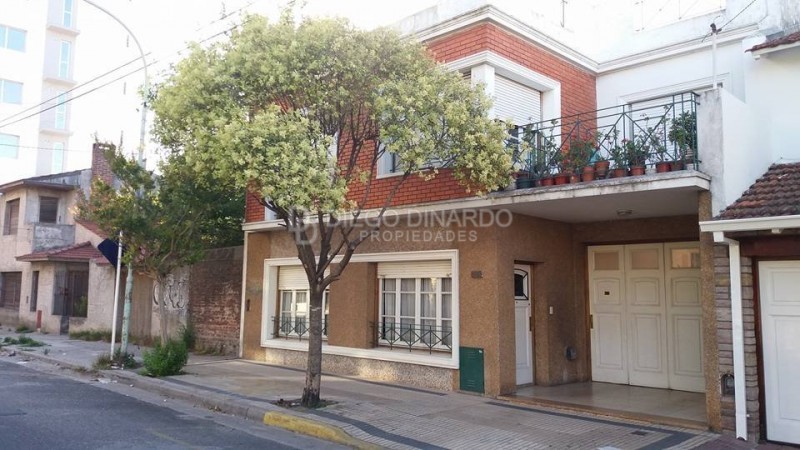 Chalet en Block al frente 4 amb, atras 3 amb, entrada para varios autos y Patio.Z/Chauvin