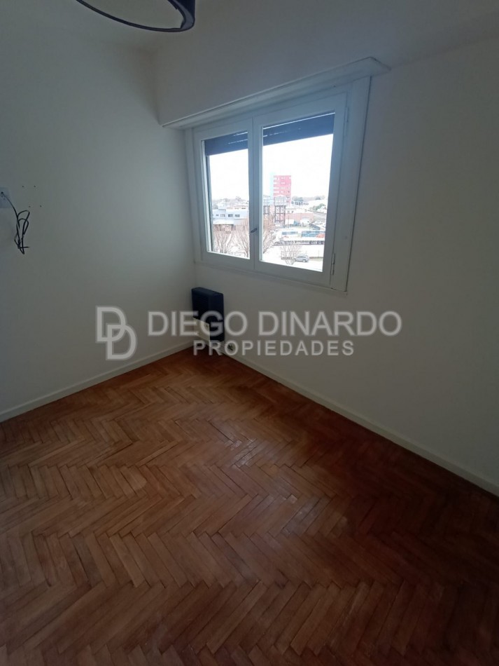 Oportunidad -Departamento a la calle con balcon de 3 ambientes.- 