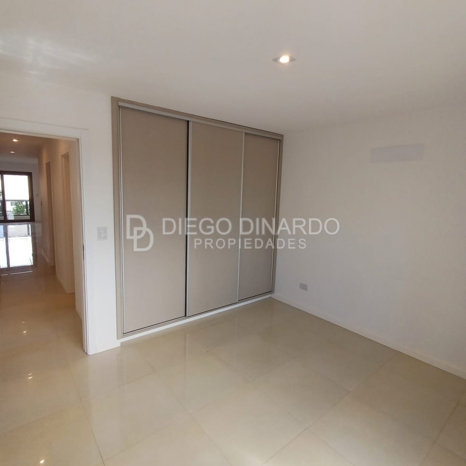 Departamento en semipiso a estrenar de 3 ambientes con cochera y 2 baños. Quincho equipado para 20 personas. Impecable!!!. Z/Chauvin