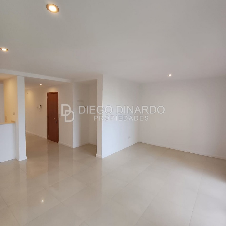 Departamento en semipiso a estrenar de 3 ambientes con cochera y 2 baños. Quincho equipado para 20 personas. Impecable!!!. Z/Chauvin