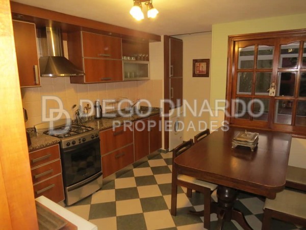 Duplex de 3 ambientes con entrada de auto cubierta y parque con parrilla.Z/Neuquen y Laprida