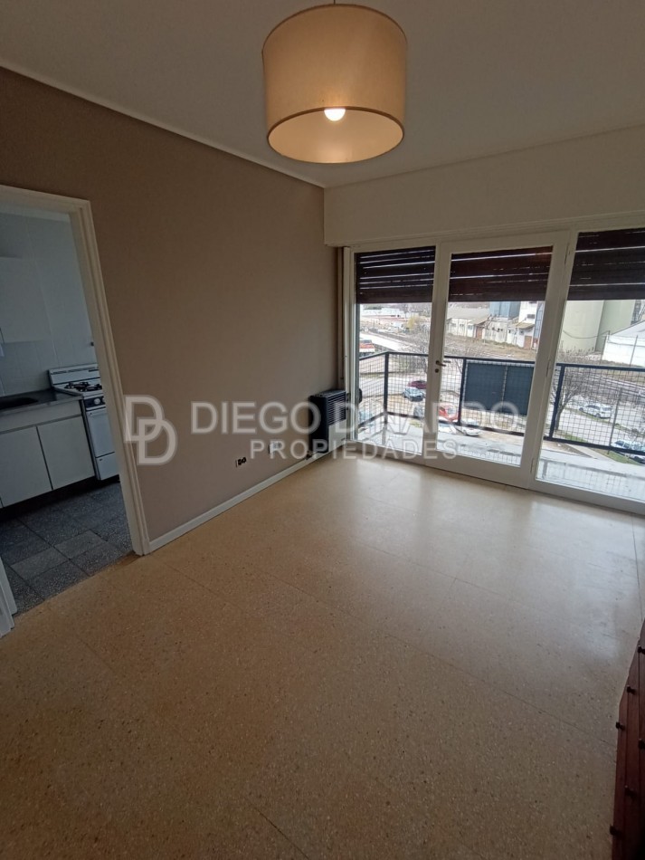 Oportunidad -Departamento a la calle con balcon de 3 ambientes.- 