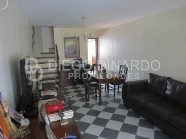 Duplex de 3 ambientes con entrada de auto cubierta y parque con parrilla.Z/Neuquen y Laprida