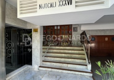 Semipiso de 3 ambientes a la calle con doble balcon. Impecable estado. Z/Catamarca y Diagonal Pueyrredon. 